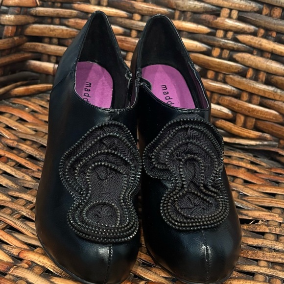 Madden Girl Shoes Women's Size
7.5  Black Rokker Zipper Flower
Pumps Booties - Picture 3 of 8